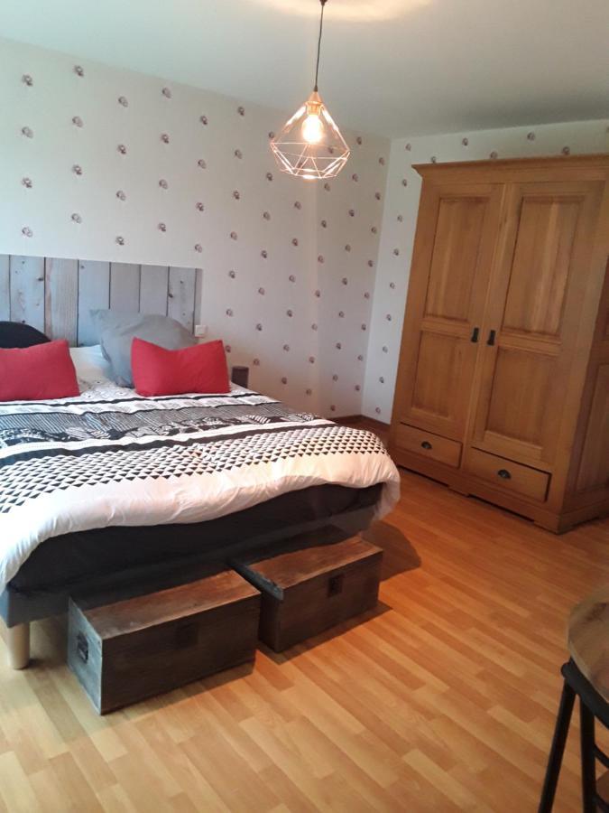 Chambre D'Hotes Cote Jardin Soulignonne Bagian luar foto