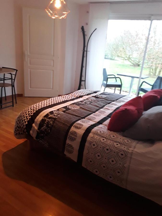 Chambre D'Hotes Cote Jardin Soulignonne Bagian luar foto